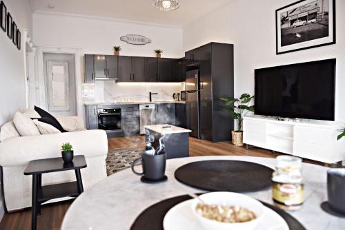 Geelong House | Studio Two Art Deco Escape - 5mins to Geelong CBD