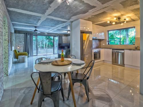 Torquay Apartment | Stunner 2 min walk to beach by Custom Bnb Hosting