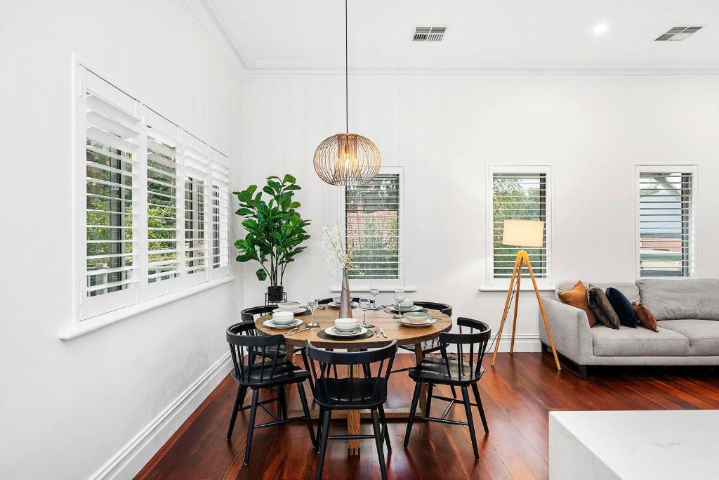Bayswater House | Stunning Bayswater Home Large Deck, BBQ