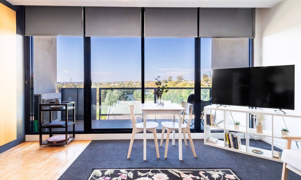 Richmond Apartment | Stunning River Views - Cozy Apartment w Parking