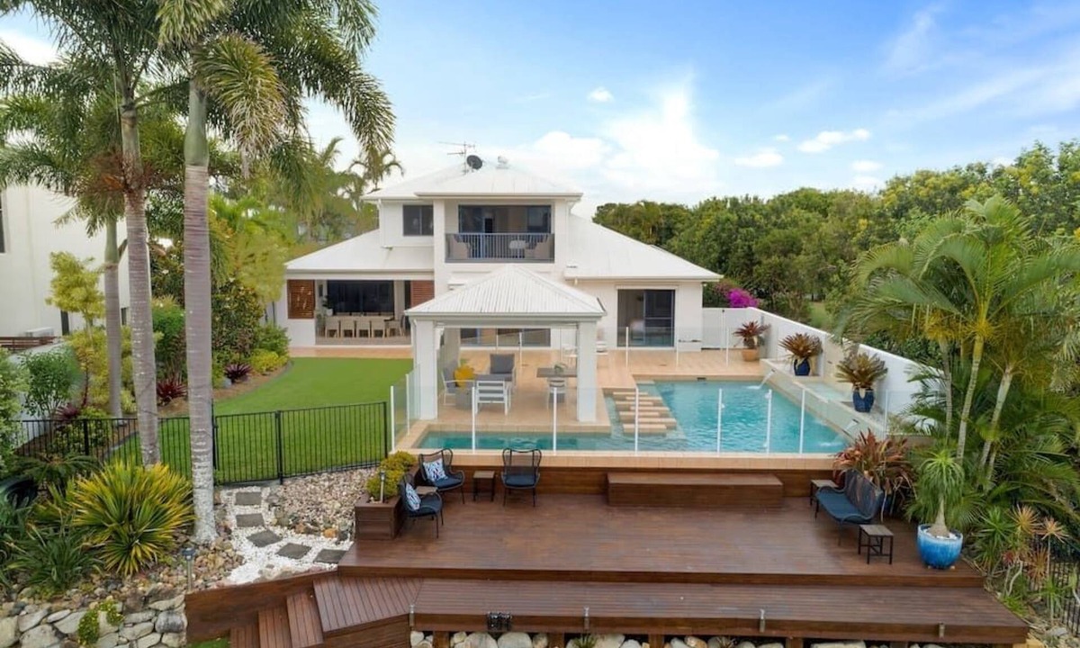 Twin Waters House | Stunning Waterfront Coastal Retreat, sleeps 15