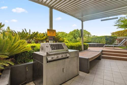 City East Apartment | Stylish 1-Bed in CBD with Secure Underground Parking