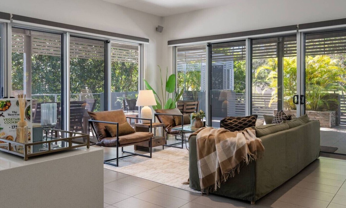 Mount Ommaney House | Stylish 4BR Home w/BBQ & Media Room in Mt Ommaney