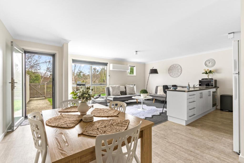 Ravenswood Apartment | Stylish and Spacious Launceston Villa plus Free Wifi