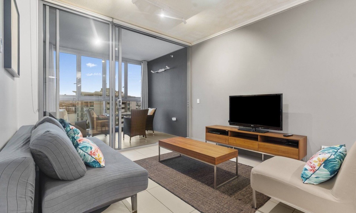 Hamilton Apartment | Stylish Apartment with Balcony and Pool