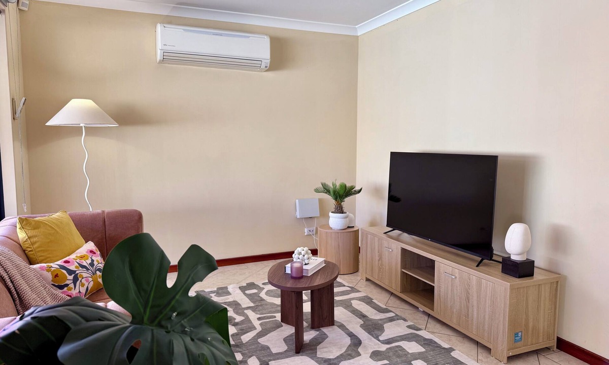 Redcliffe House | Stylish Central Retreat | Minutes to Airport & CBD
