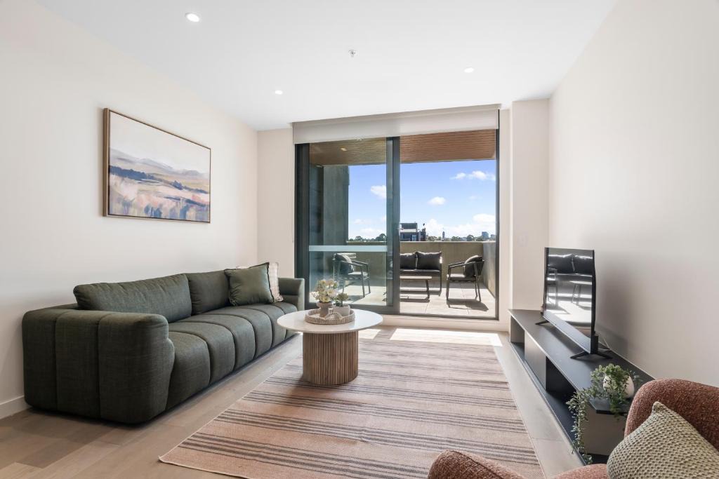 Caulfield South Apartment | Stylish & Modern 2BR with HUGE Balcony =& Car Park!