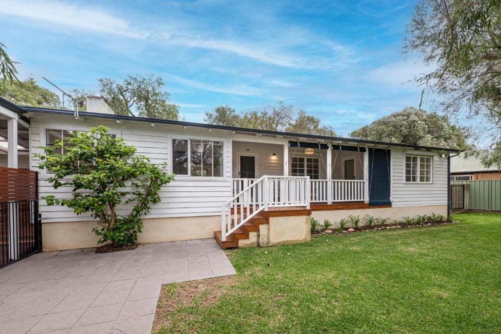 Dunsborough House | Summer Cottage