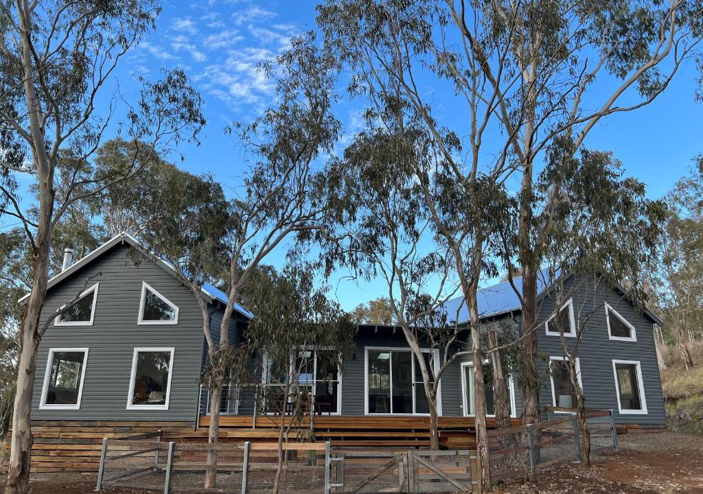 Armidale House | Summit House Armidale - 2 or 4 Bedrooms