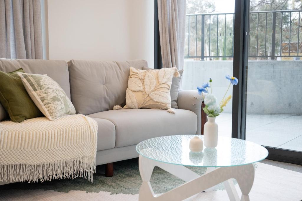 Lyneham Apartment | Sunny Lyneham Stay, Courtyard, Gym n Parking