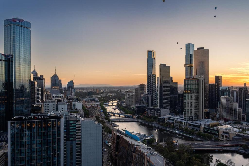 Docklands Apartment | Sunrise River View 2BR CBD Apartment, Free Parking, Family & Work Friendly