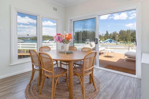 Forster House | Sunset Sisters - Lakefront Villas - Forster