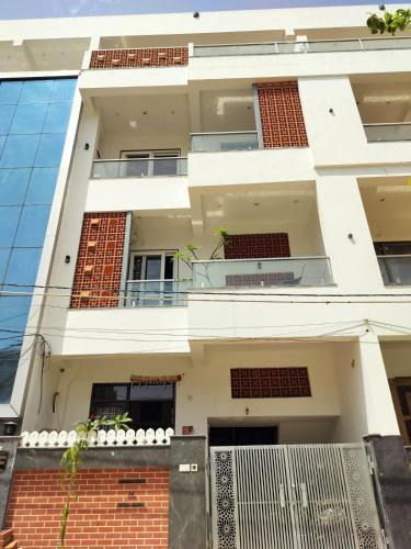 Tonk Phatak Apartment | Terracopper- Pristine Art Home with Balcony near central park