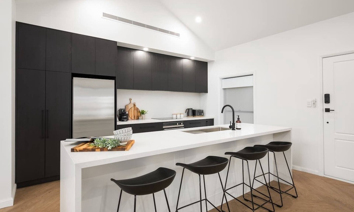 Mount Gambier House | The Abode - Luxury, centrally located, 10 guests.