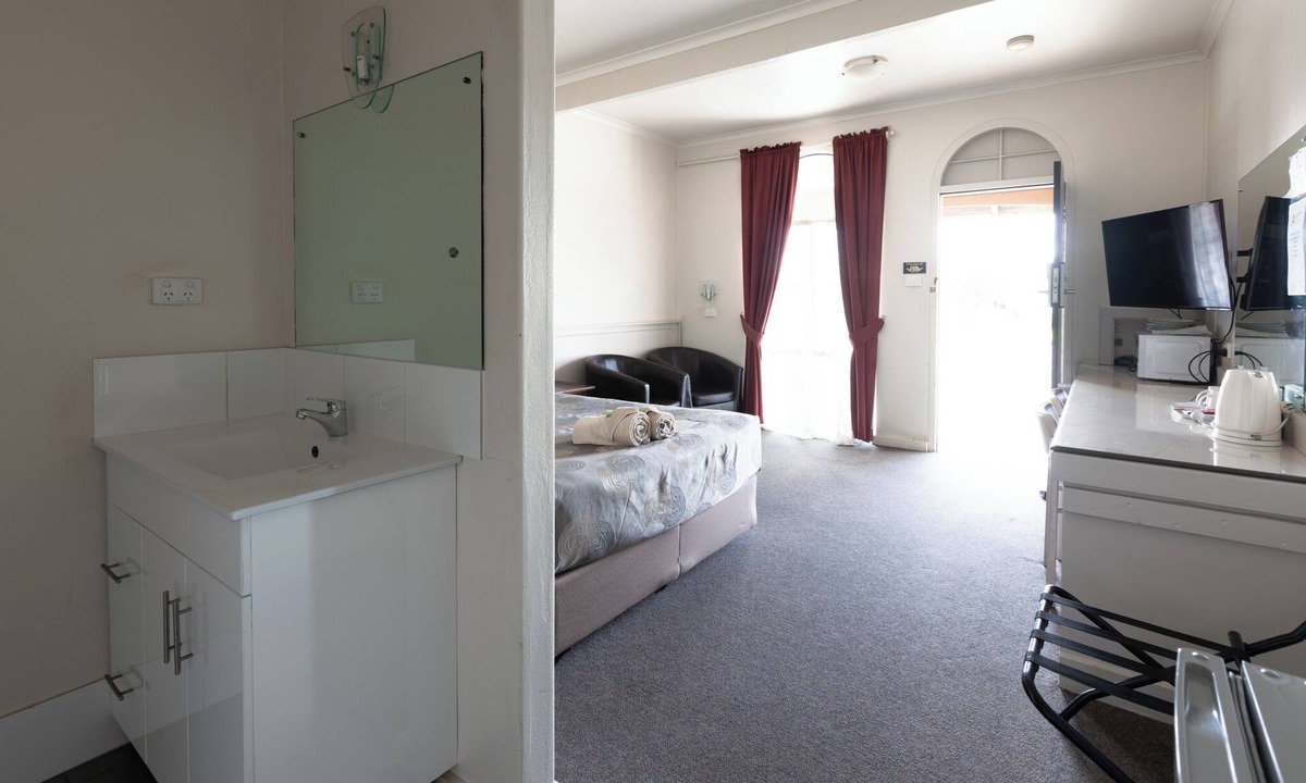 Broken Hill Hotel | The Argent Motel