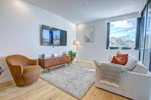 Dickson Apartment | The Aristocrat-Central Mid Century Luxe Dual Suite -2 Bed 2 Bath, Gym and Free Parking