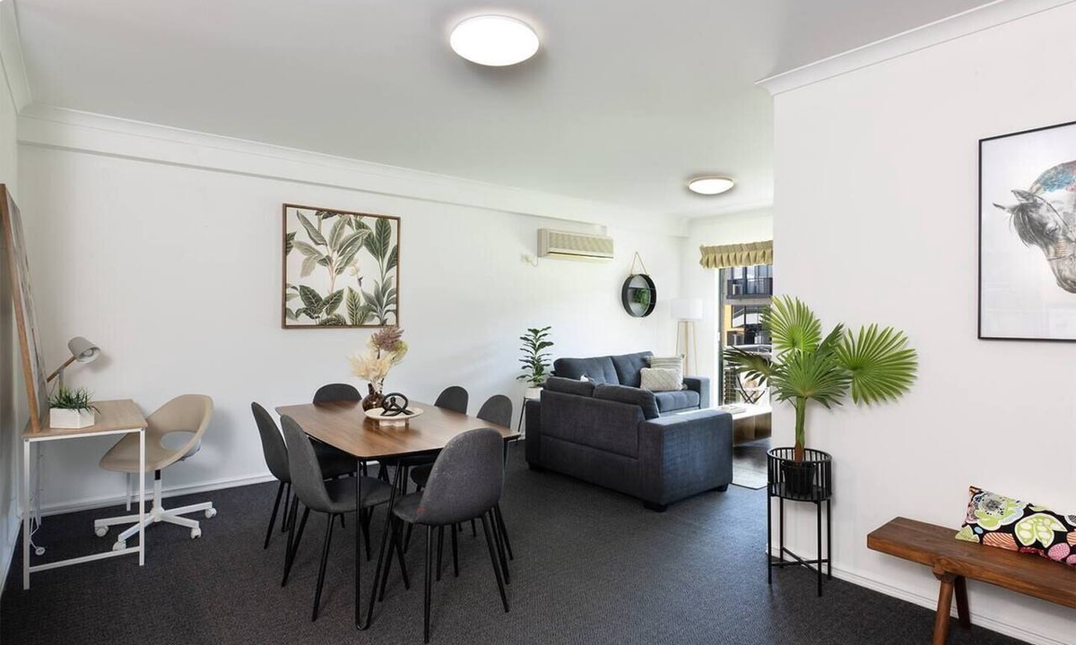 East Perth Apartment | The East Perth Hub: Spacious 2BR with Free Parking