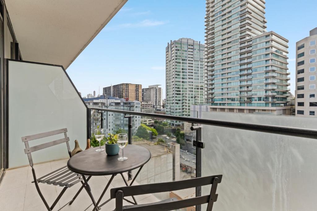 South Melbourne Apartment | The Essence - Fresh, Light & On the Tram Line!