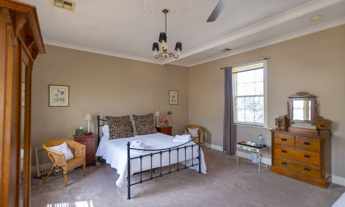 Yass Bed & Breakfast | The Globe Inn