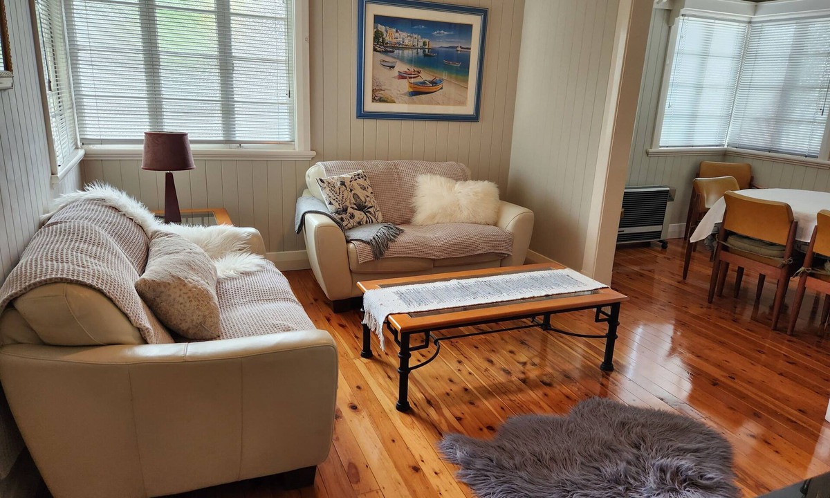 Wavell Heights House | The Heights! Comfortable, cosy Queenslander cottage with a retro vibe.