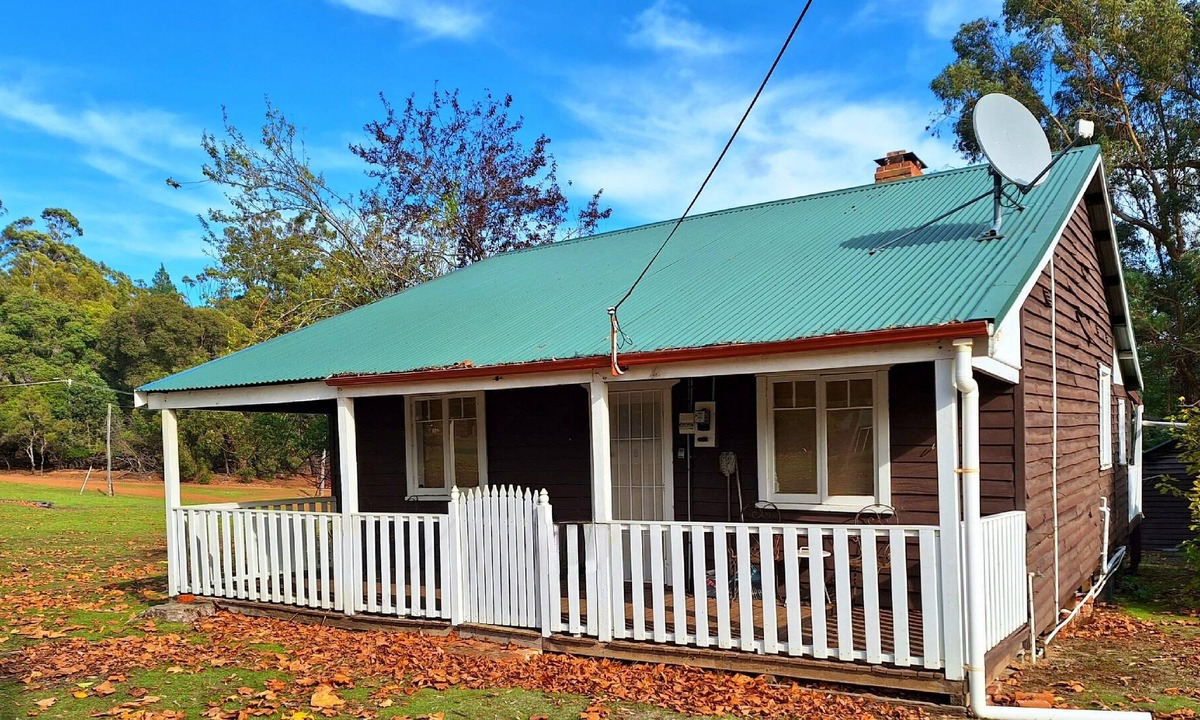 Dingup Cottage | The May Queen - Footsteps in the Forest - Est 1939 Timber Mill Settlement