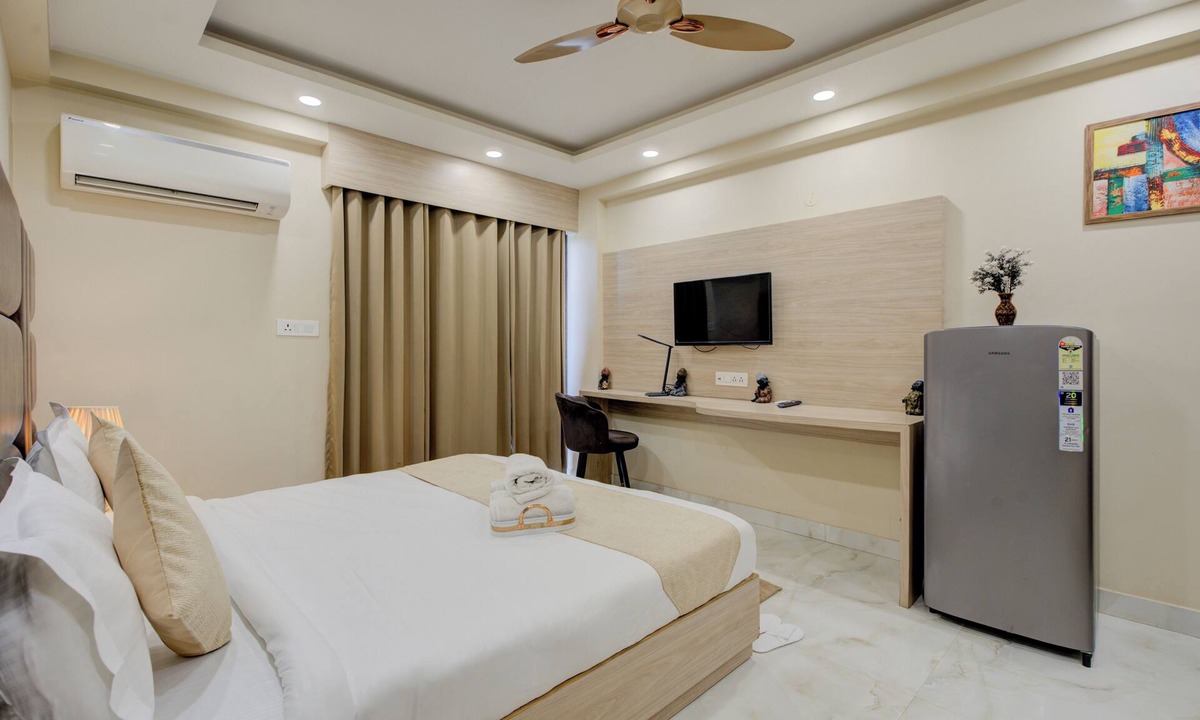 Sector 51 Apartment | The Paras Studio Serviced Apartment with Balcony