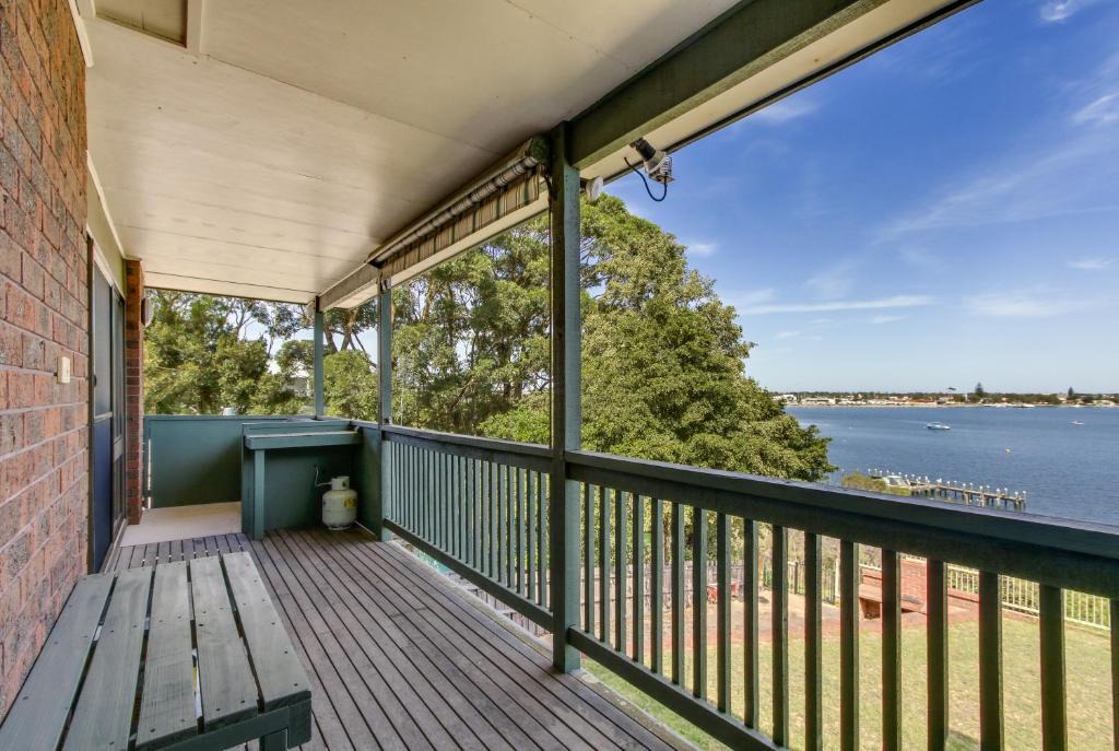 Lakes Entrance House | The Point - Spacious Waterfront Escape