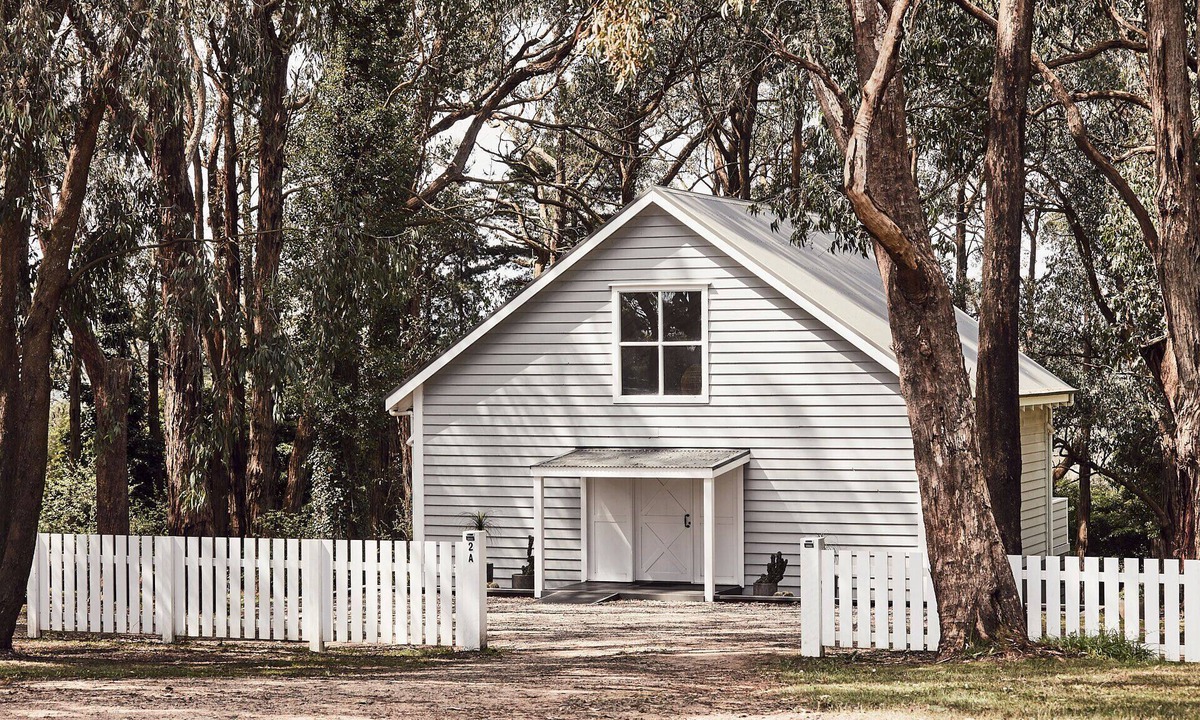 Main Ridge House | The Red Hill Barn is a boutique accommodation nestled within the gum trees.
