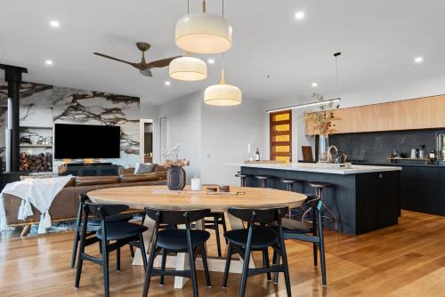 Booroobin Ski Chalet | The Ridge at Maleny Deluxe Residence - Panoramic Valley Views