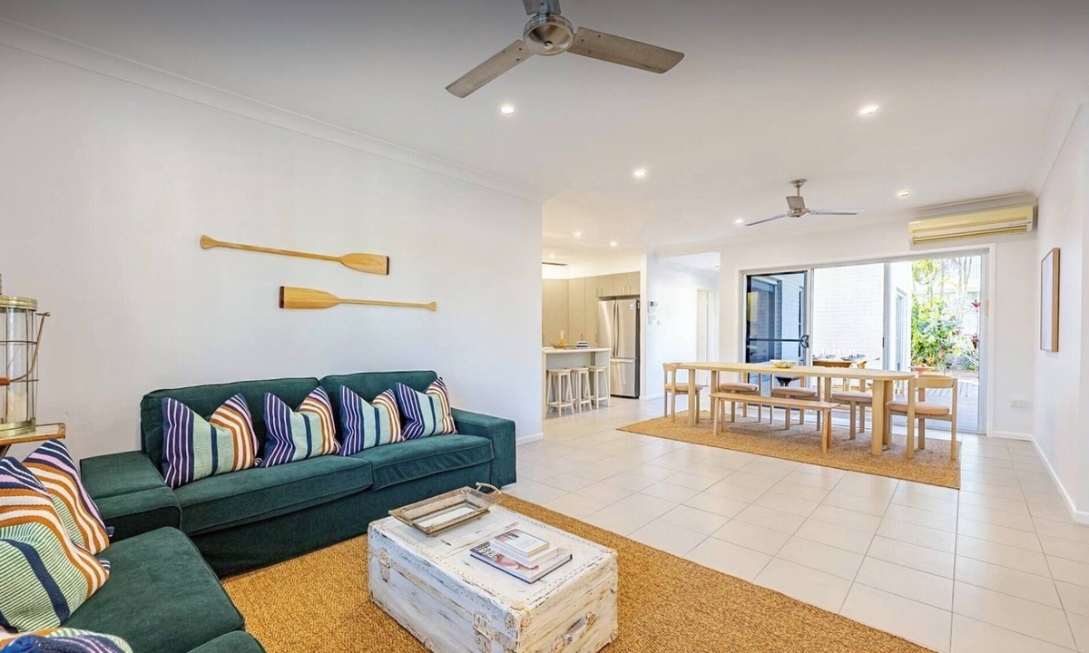 Broadbeach Waters House | "The Salt Box" - Coastal Family Retreat - 4BR