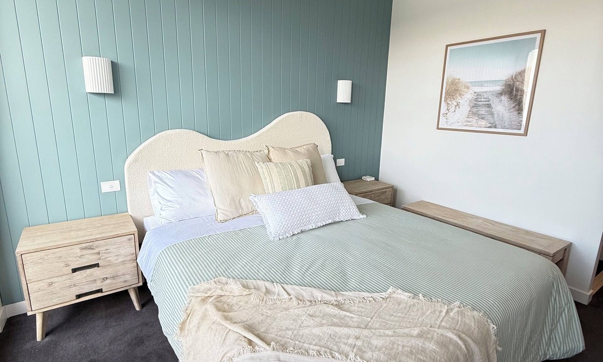Sandringham Apartment | The Sandy Pool House - Coastal retreat, close to everything.