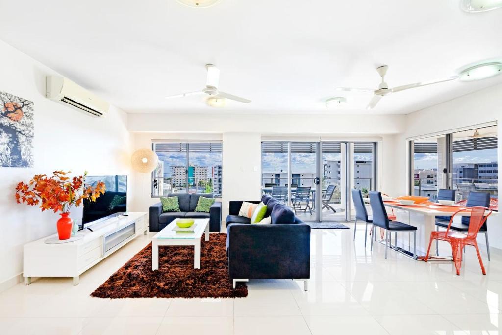 Darwin City Centre Apartment | 'The Smith' A Vibrant Poolside Balcony Haven
