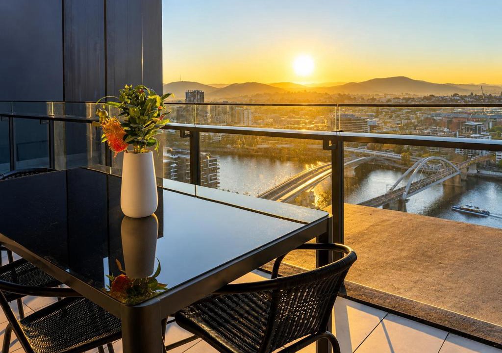 South Brisbane Apartment | The Sunset Perch Panoramic River Escape