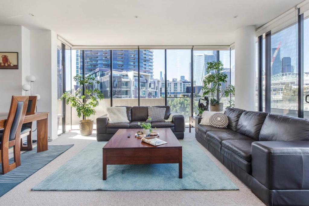 Docklands Apartment | 'The View at Docklands' Resort style City Living