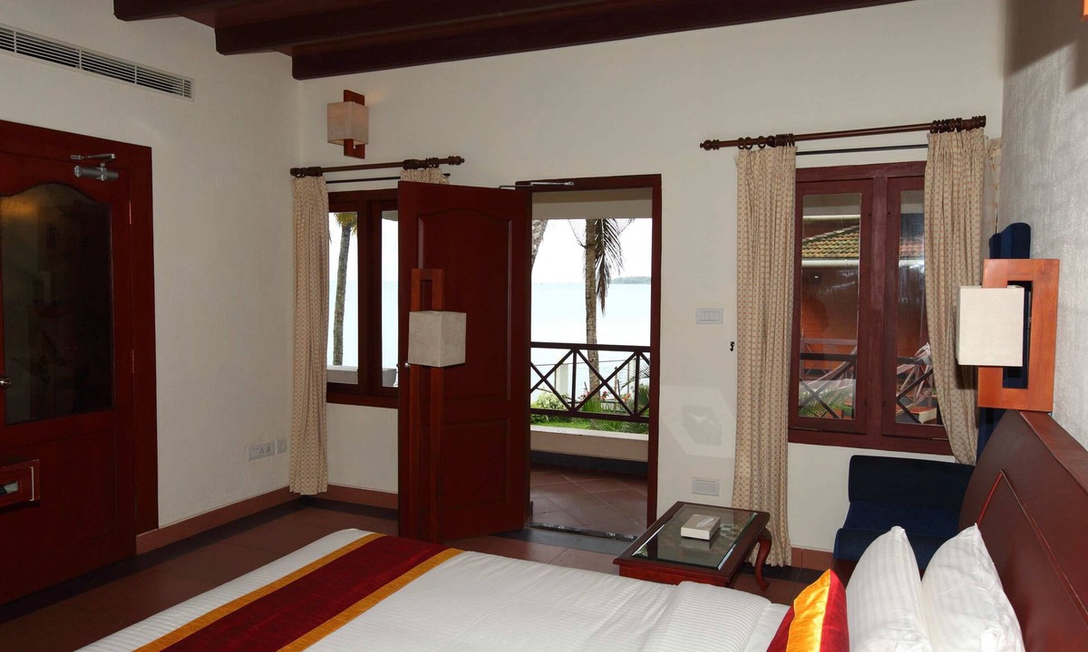 Thanneermukkom Hotel | The World Backwaters