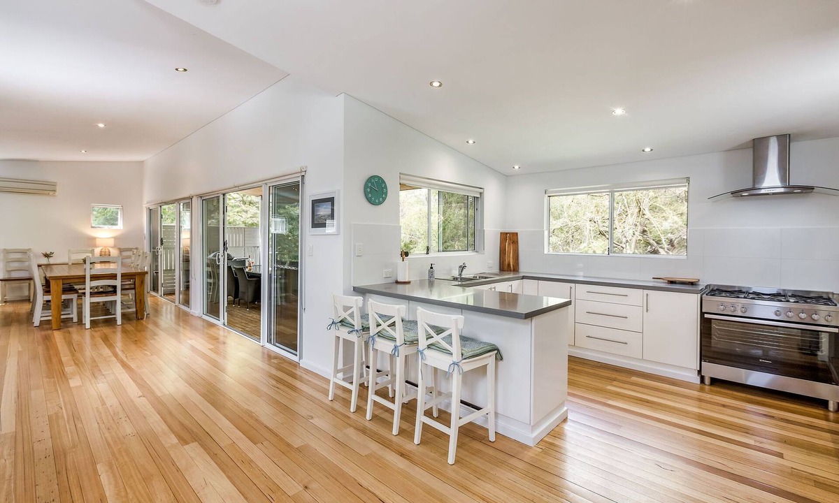 Dunsborough House | THIS SENSATIONAL PROPERTY OVERLOOKS ADJOINING NATURE RESERVE