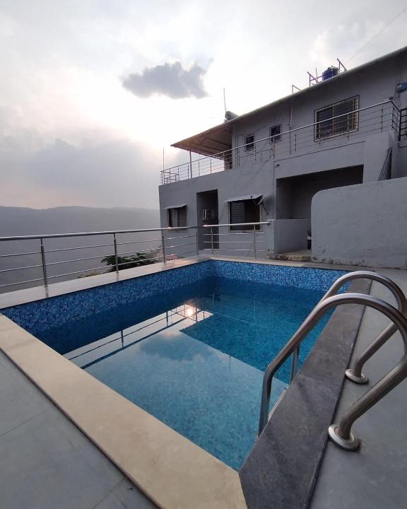 Panchgani Villa | Tiara Villa Infiniti pool by 29 Bungalow
