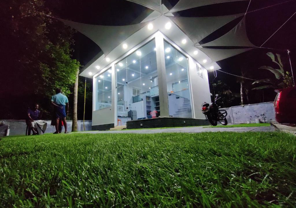 Alwaye House | TINY GLASS HOUSE Airport