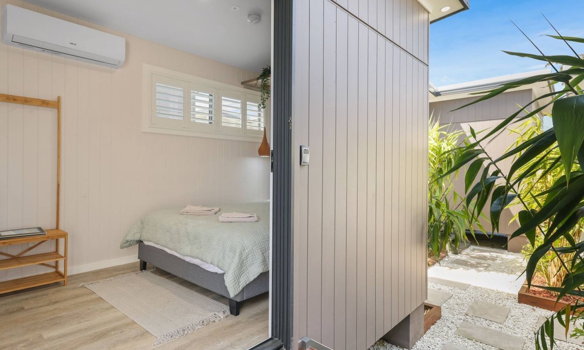 Sanctuary Point Cabin | Tiny House Stayz Stay for 3 Pay for 2! - House 1