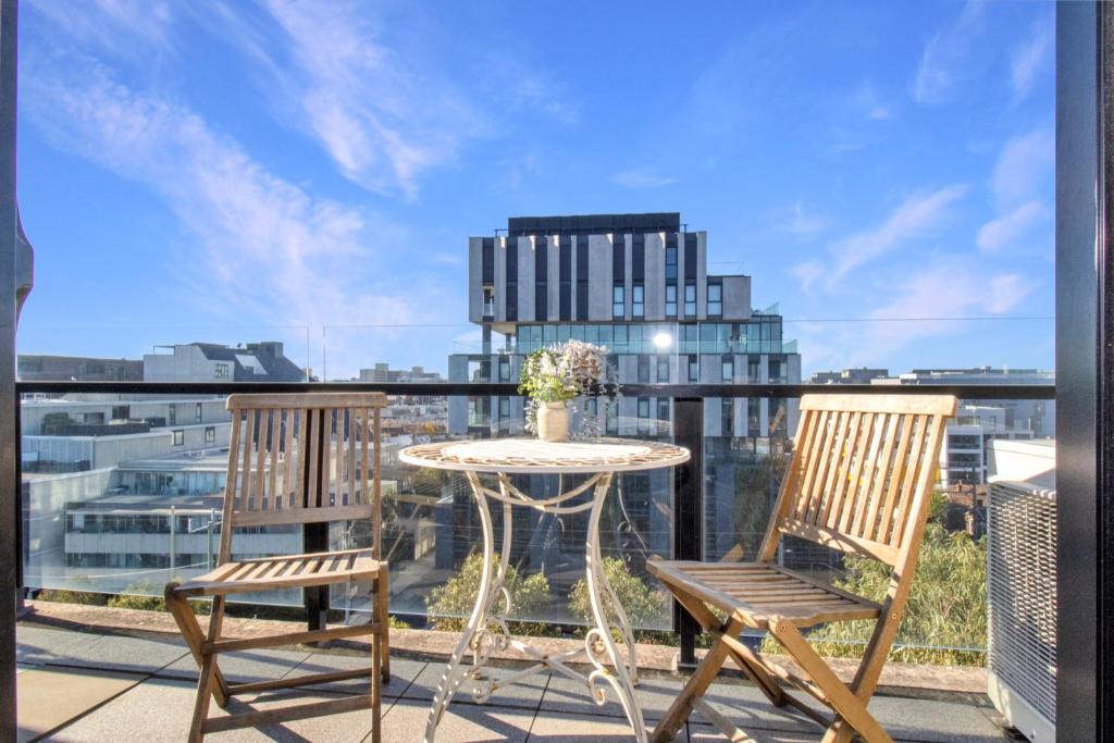 Prahran Apartment | Top-Floor Apartment with Balcony - High Street