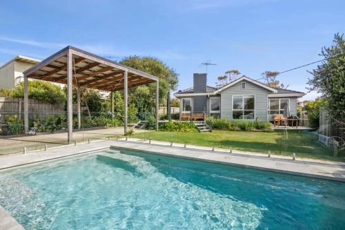 Torquay House | Torquay Springs with pool 600m to beach