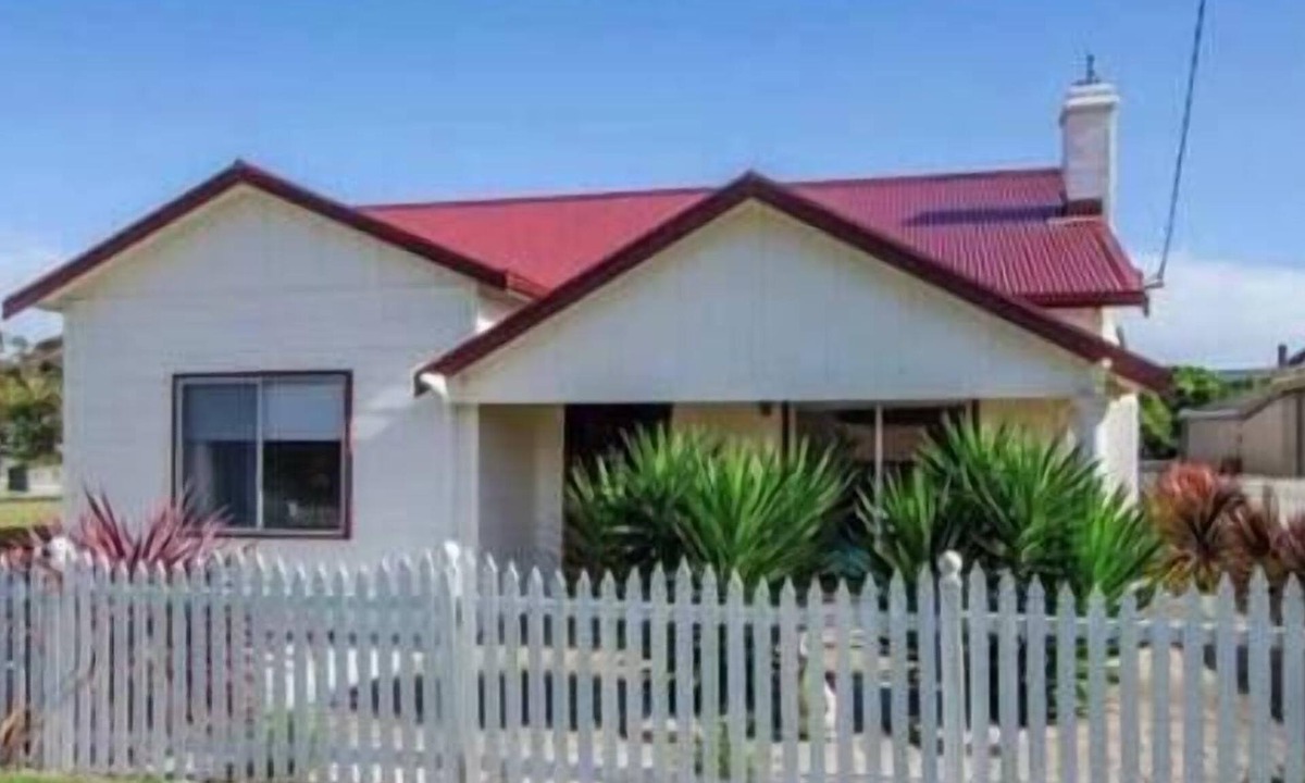 Waterhouse House | Town Centre - Family Accommodation at Robe