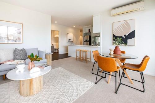 Moonee Ponds Apartment | Trackside Escape by Moonee Valley Racecourse