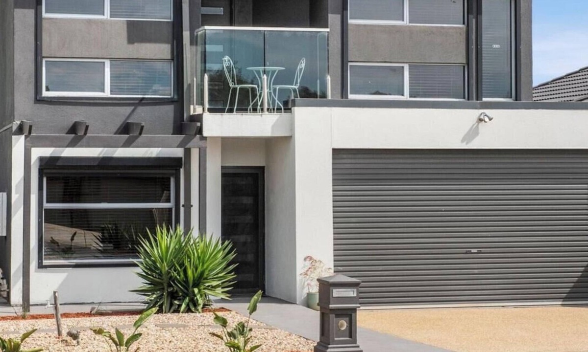 St Leonards House | Tranquil Turnberry - Modern home, only 350 metres to St Leonards town centre.