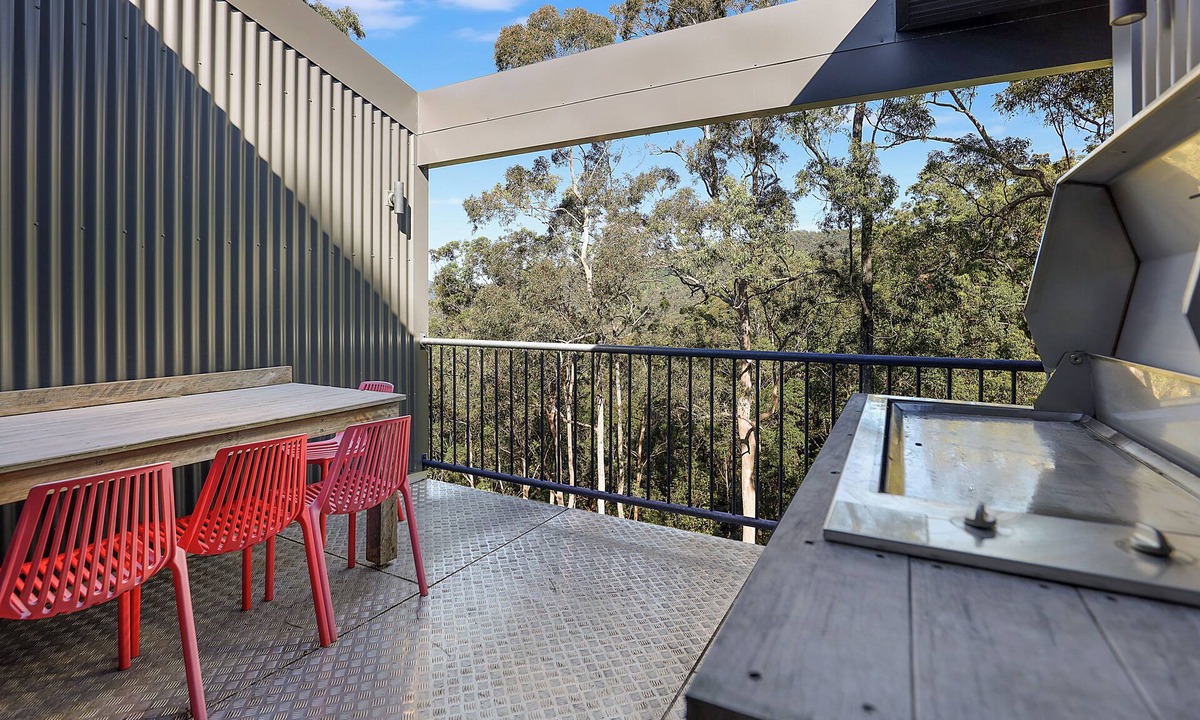 Austinville House | Tree House #4 Red,Private three levelled building with BBQ ,Smart TV, kitchen