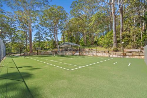 Macmasters Beach House | Treetop Acreage with Tennis Court