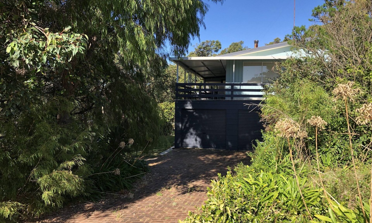 Augusta House | Treetops - a riverside refuge with treetop aspect and river access