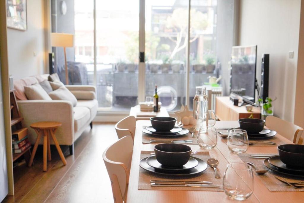 Port Melbourne Apartment | Trendy Modern 2BD Apartment Close to Beach & City