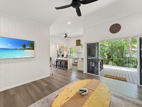 Picnic Bay House | Tropic 21