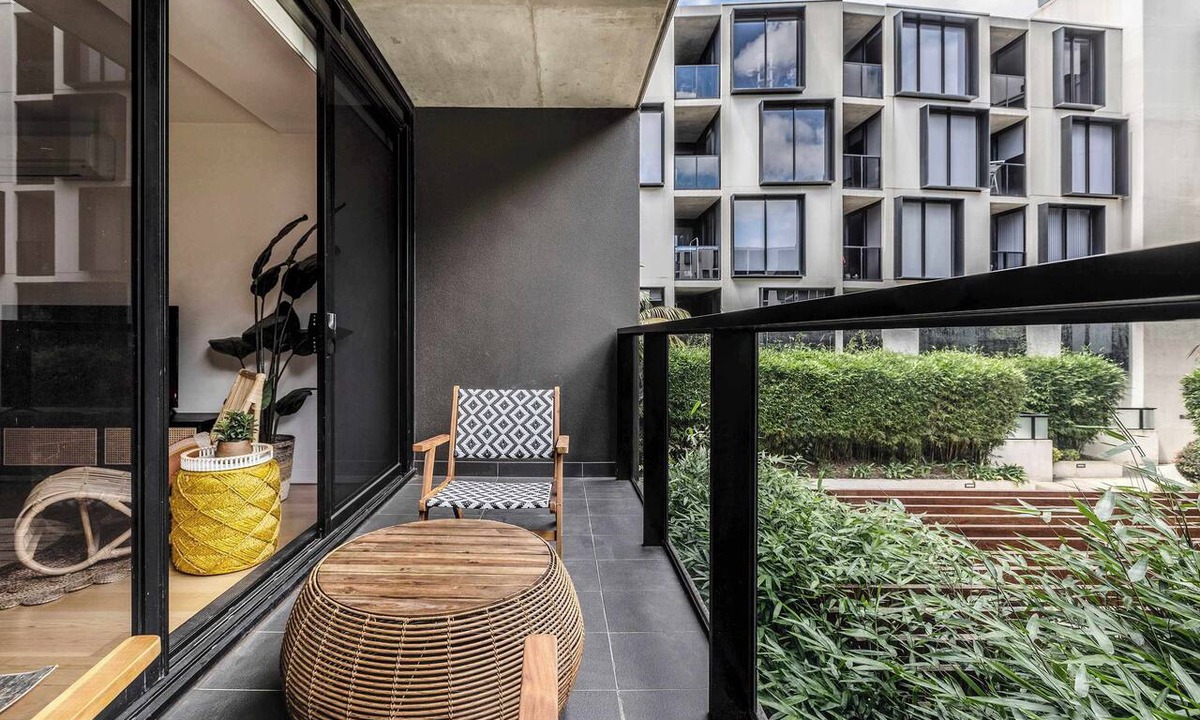 Hawthorn Condo | Tropical courtyard sanctuary near Glenferrie Rd